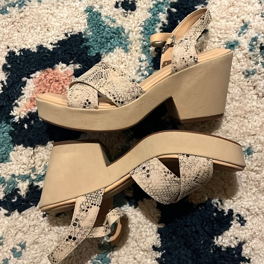 New Clark’s size 9.5 women’s snake wedge